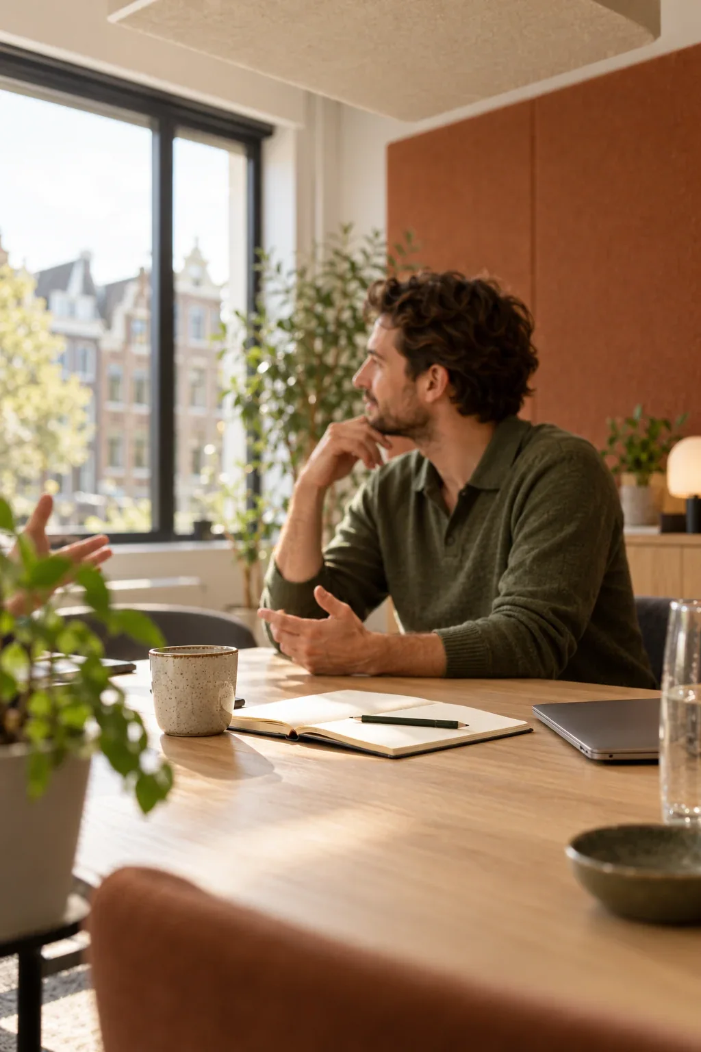 Een aandachtig gesprek aan een warme werktafel.